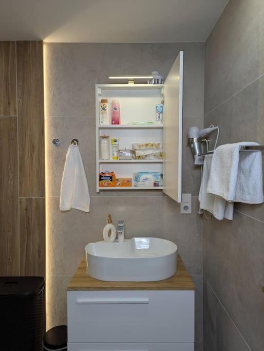 Cool Apartment Znojmo Luaran gambar