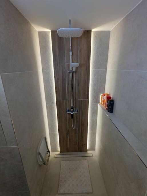 Cool Apartment Znojmo Luaran gambar