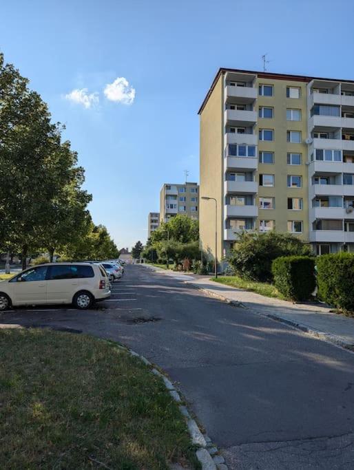 Cool Apartment Znojmo Luaran gambar