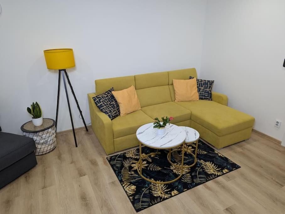 Cool Apartment Znojmo Luaran gambar