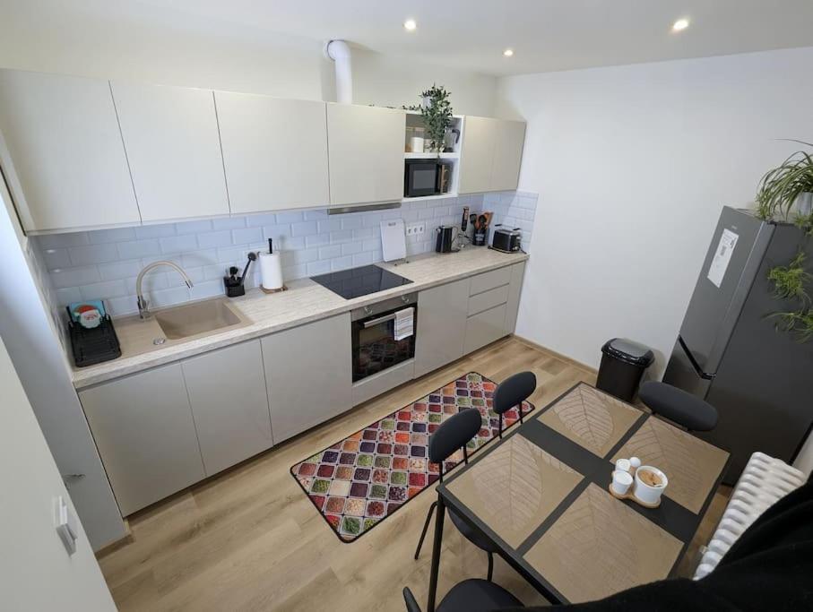 Cool Apartment Znojmo Luaran gambar