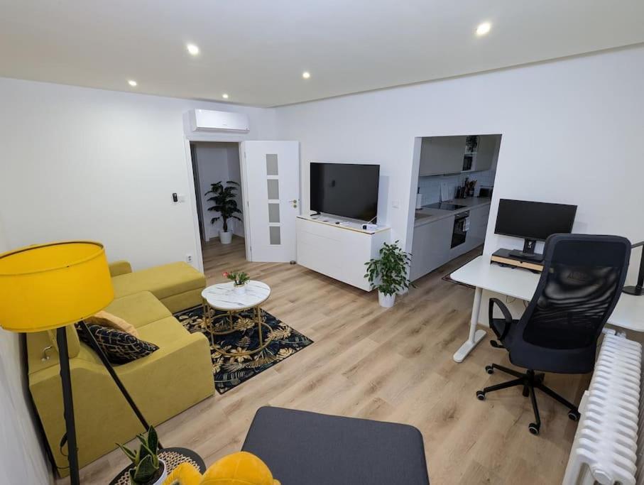 Cool Apartment Znojmo Luaran gambar